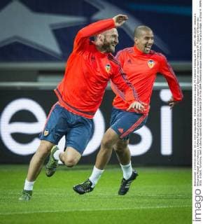 Fußball, Champions League, FC Valencia Training und PK - GENT, BELGIUM: Valencia s Shkodran Mustafi and Valencia s Sofiane Feghouli pictured during a training session of Spanish soccer team Valencia CF, Tuesday 03 November 2015, in Gent. Tomorrow, Gent is playing against Spanish club Valencia CF in the UEFA Champions League competition, in the group stage, in group H. JASPERxJACOBS  x04732880x