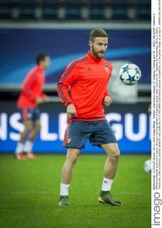 Fußball, Champions League, FC Valencia Training und PK - GENT, BELGIUM: Valencia s Shkodran Mustafi pictured in action during a training session of Spanish soccer team Valencia CF, Tuesday 03 November 2015, in Gent. Tomorrow, Gent is playing against Spanish club Valencia CF in the UEFA Champions League competition, in the group stage, in group H. JASPERxJACOBS  x04732878x