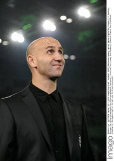 Fussball, UEFA Champions League, Herren, Saison 2015 2016, Gruppe D, 4. Spieltag, Borussia Park Mönchengladbach, Bor. Mönchengladbach (schwarz) - Juventus Turin (rosa); Drei Punkte für Interims-Trainer Andre Schubert (Gladbach)?!. Einzelbild, Portrait, Porträt.
