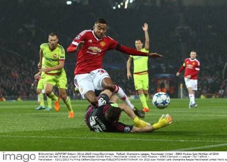 Fußball, Champions League, Manchester United - ZSKA Moskau Igor Akinfeev of CSKA dives at the feet of Jesse Lingard of Manchester United ManU - Manchester United vs CSKA Moscow - UEFA Champion s League - Old Trafford - Manchester - 03 11 2015 Pic Philip Oldham SportImage EDITORIAL USE ONLY. No use with unauthorised audio, video, data, fixture lists, club league logos or live services. Online in-match use limited to 120 images, no video emulation. No use in betting, games or single club league player publications.