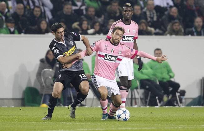 Fußball, Champions League, Borussia Mönchengladbach - Juventus Turin Lars Stindl (Bor. Moenchengladbach) (L) against Claudio Marchisio (Juventus Turin) during the Championsleague match between Borussia Moenchengladbach and Juventus Turin, Borussiapark in Moenchengladbach on November 3., 2015. Borussia Mönchengladbach vs. Juventus Turin in der Champions League der Saison 2015 2016 am 3. November 2015.