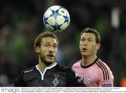 Fußball, Champions League, Borussia Mönchengladbach - Juventus Turin Stadion im Borussia-Park, Mönchengladbach 3.11.2015, UEFA Champions League Saison 2015 16 Vorrunde, 4. Spieltag, Borussia Mönchengladbach (Moenchengladbach, Gladbach) vs. Juventus Turin (Juve) ---- Torschütze Fabian Johnson (Gladbach) gegen Stephan Lichtsteiner (Juve)
