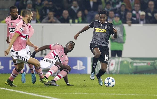 Fußball, Champions League, Borussia Mönchengladbach - Juventus Turin Paul Pogba (Juventus Turin) (L) against Ibrahima Traore (Bor. Moenchengladbach) during the Championsleague match between Borussia Moenchengladbach and Juventus Turin, Borussiapark in Moenchengladbach on November 3., 2015. Borussia Mönchengladbach vs. Juventus Turin in der Champions League der Saison 2015 2016 am 3. November 2015.