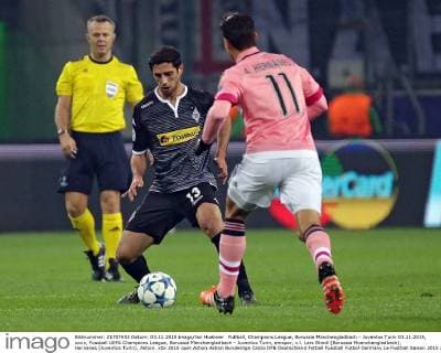 Fußball, Champions League, Borussia Mönchengladbach - Juventus Turin 03.11.2015, xovx, Fussball UEFA Champions League, Borussia Mönchengladbach - Juventus Turin, emspor, v.l. Lars Stindl (Borussia Moenchengladbach), Hernanes (Juventus Turin), Aktion.