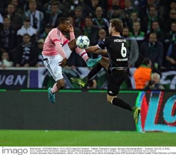Fußball, Champions League, Borussia Mönchengladbach - Juventus Turin 03.11.2015, xovx, Fussball UEFA Champions League, Borussia Mönchengladbach - Juventus Turin, emspor, v.l. Patrice Evra (Juventus Turin), Havard Nordveit (Borussia Moenchengladbach), Aktion.