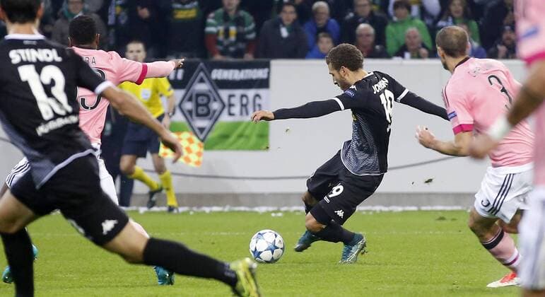 Fußball, Champions League, Borussia Mönchengladbach - Juventus Turin Fabian Johnson (Bor. Moenchengladbach) scores the 1:0 goal during the Championsleague match between Borussia Moenchengladbach and Juventus Turin, Borussiapark in Moenchengladbach on November 3., 2015. Tor zum 1:0 durch Torschütze Fabian Johnson (Bor. Moenchengladbach) Borussia Mönchengladbach vs. Juventus Turin in der Champions League der Saison 2015 2016 am 3. November 2015.