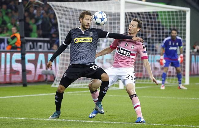 Fabian Johnson (Bor. Moenchengladbach) (L) challenges Stephan Lichtsteiner (Juventus Turin) during the Championsleague match between Borussia Moenchengladbach and Juventus Turin, Borussiapark in Moenchengladbach on November 3., 2015. Borussia Mönchengladbach vs. Juventus Turin in der Champions League der Saison 2015 2016 am 3. November 2015.