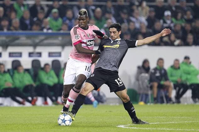 Paul Pogba (Juventus Turin) (L) challenges Lars Stindl (Bor. Moenchengladbach) during the Championsleague match between Borussia Moenchengladbach and Juventus Turin, Borussiapark in Moenchengladbach on November 3., 2015. Borussia Mönchengladbach vs. Juventus Turin in der Champions League der Saison 2015 2016 am 3. November 2015.