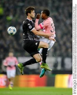 3. November 2015: Moenchengladbach, Borussia-Park: Fussball UEFA Champions League: Borussia Moenchengladbach - Juventus Turin: Moenchengladbachs Havard Nordtveit (l) gegen Turins Patrice Evra.