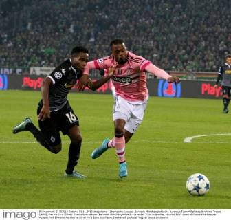 Champions-League: Borussia Mönchengladbach--Juventus Turin 4.Spieltag Ibrahima Traore (BMG), Patrice Evra (JUve). Champions-League: Borussia Mönchengladbach--Juventus Turin 4.Spieltag
