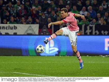 03.11.2015, xovx, Fussball UEFA Champions League, Borussia Mönchengladbach - Juventus Turin, emspor, Stephan Lichtsteiner (Juventus Turin) mit dem Tor zum 1:1, Aktion.