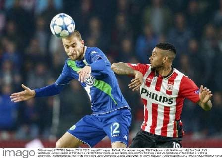 Fußball, Champions League, PSV Eindhoven - VfL Wolfsburg (L-R) Bas Dost of Vfl Wolfsburg, Jurgen Locadia of PSV during the UEFA Champions League match between PSV Eindhoven and VfL Wolfsburg on November 3, 2015 in Eindhoven, The Netherlands. PSV v VfL Wolfsburg UEFA Champions League 2015 2016 xVIxxIVx 4540648