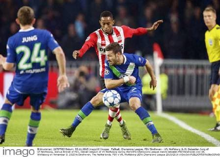 Fußball, Champions League, PSV Eindhoven - VfL Wolfsburg (L-R) Sebastian Jung of Vfl Wolfsburg, Joshua Brenet of PSV, Daniel Caligiuri of Vfl Wolfsburg during the UEFA Champions League match between PSV Eindhoven and VfL Wolfsburg on November 3, 2015 in Eindhoven, The Netherlands. PSV v VfL Wolfsburg UEFA Champions League 2015 2016 xVIxxIVx 4540650