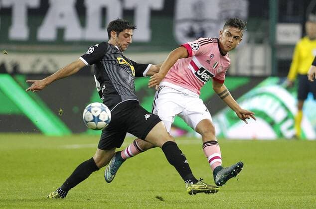 Lars Stindl (Bor. Moenchengladbach) (L) challenges Stefano Sturaro (Juventus Turin) during the Championsleague match between Borussia Moenchengladbach and Juventus Turin, Borussiapark in Moenchengladbach on November 3., 2015. Borussia Mönchengladbach vs. Juventus Turin in der Champions League der Saison 2015 2016 am 3. November 2015.