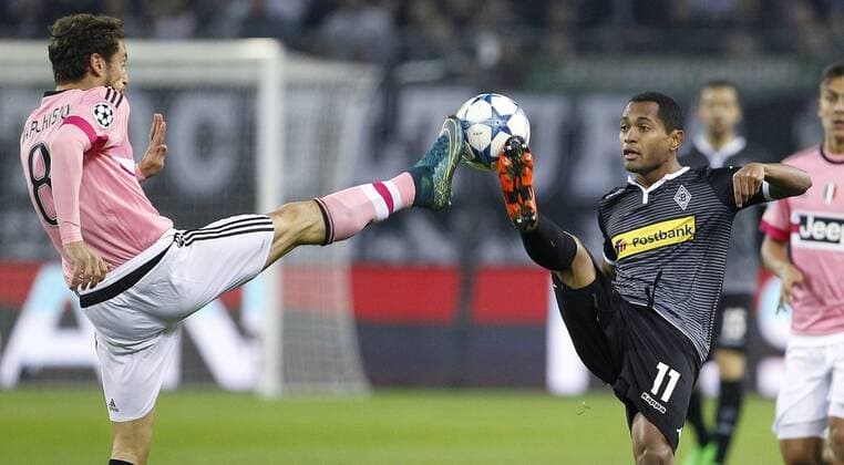 Claudio Marchisio (Juventus Turin) (L) challenges Raffael (Bor. Moenchengladbach) during the Championsleague match between Borussia Moenchengladbach and Juventus Turin, Borussiapark in Moenchengladbach on November 3., 2015. Borussia Mönchengladbach vs. Juventus Turin in der Champions League der Saison 2015 2016 am 3. November 2015.