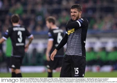 Fußball Champions League Gruppenphase 4. Spieltag Borussia Mönchengladbach - Juventus Turin am 03.11.2015 im Borussia-Park in Mönchengladbach Alvaro Dominguez ( Mönchengladbach ) hat sich an der Schluter verletzt xTTx