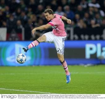 Championsleague: Borussia Mönchengladbach vs. Juventus Turin 03.11.2015, Borussia Park, Moenchengladbach, Champions League 2015 2016 GruppeD, Bor. Mönchengladbach (GER) vs Juventus Turin (ITA), im Bild Stephan Lichtsteiner (Turin) erzielt das Tor zum 1:1 nphxBratic