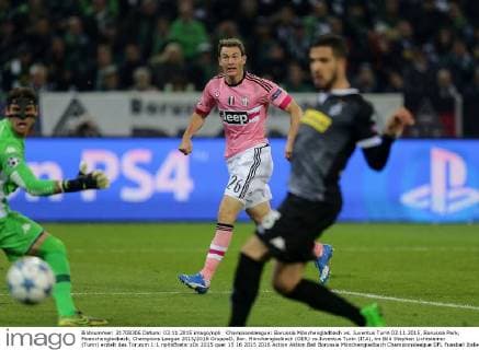 Championsleague: Borussia Mönchengladbach vs. Juventus Turin 03.11.2015, Borussia Park, Moenchengladbach, Champions League 2015 2016 GruppeD, Bor. Mönchengladbach (GER) vs Juventus Turin (ITA), im Bild Stephan Lichtsteiner (Turin) erzielt das Tor zum 1:1 nphxBratic