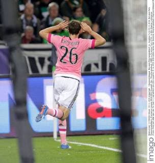 Championsleague: Borussia Mönchengladbach vs. Juventus Turin 03.11.2015, Borussia Park, Moenchengladbach, Champions League 2015 2016 GruppeD, Bor. Mönchengladbach (GER) vs Juventus Turin (ITA), im Bild Stephan Lichtsteiner (Turin) freut sich über sein das Tor zum 1:1 nphxBratic