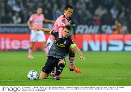 Fussball, UEFA Champions League, Herren, Saison 2015 2016, Gruppe D, 4. Spieltag, Borussia Park Mönchengladbach, Bor. Mönchengladbach (schwarz) - Juventus Turin (rosa); Granit Xhaka (Gladbach), Hernanes (Juventus), Aktion.