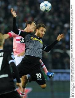 Fussball, UEFA Champions League, Herren, Saison 2015 2016, Gruppe D, 4. Spieltag, Borussia Park Mönchengladbach, Bor. Mönchengladbach (schwarz) - Juventus Turin (rosa); Fabian Johnson (Gladbach), Stephan Lichtsteiner (Juventus), Aktion.