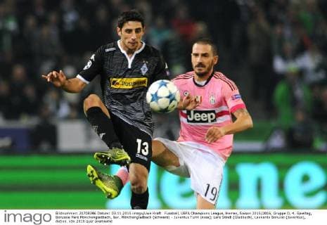 Fussball, UEFA Champions League, Herren, Saison 2015 2016, Gruppe D, 4. Spieltag, Borussia Park Mönchengladbach, Bor. Mönchengladbach (schwarz) - Juventus Turin (rosa); Lars Stindl (Gladbach), Leonardo Bonucci (Juventus), Aktion.