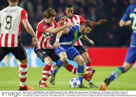 Fußball, Champions League, PSV Eindhoven - VfL Wolfsburg (L-R) Davy Propper of PSV, Joshua Brenet of PSV, Daniel Caligiuri of Vfl Wolfsburg during the UEFA Champions League match between PSV Eindhoven and VfL Wolfsburg on November 3, 2015 in Eindhoven, The Netherlands. PSV v VfL Wolfsburg UEFA Champions League 2015 2016 xVIxxIVx 4540747
