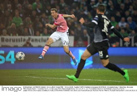 03.11.2015, Fussball UEFA Champions League 2015 2016, Gruppenphase, 4.Spieltag, Borussia Mönchengladbach - Juventus Turin, im Borussia-Park Mönchengladbach. Tor zum 1:1 , v.l. Torschütze Stephan Lichtsteiner (Juventus Turin) gegen Alvaro Dominguez (Gladbach) 