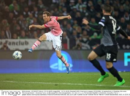 03.11.2015, Fussball UEFA Champions League 2015 2016, Gruppenphase, 4.Spieltag, Borussia Mönchengladbach - Juventus Turin, im Borussia-Park Mönchengladbach. Tor zum 1:1 , v.l. Torschütze Stephan Lichtsteiner (Juventus Turin) gegen Alvaro Dominguez (Gladbach) 