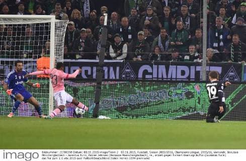 03.11.2015, Fussball, Saison 2015 2016, Champions League, 2015 16, Vorrunde, Borussia Mönchengladbach - Juventus Turin, Fabian Johnson (Borussia Moenchengladbach), re., erzielt gegen Torwart Gianluigi Buffon (Juventus Turin) das Tor zum 1:0