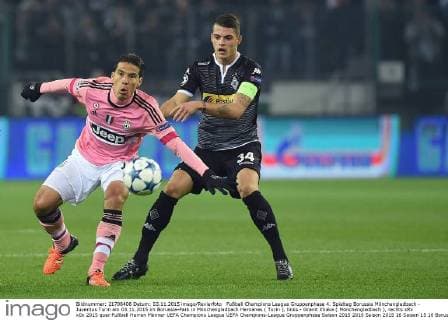 Fußball Champions League Gruppenphase 4. Spieltag Borussia Mönchengladbach - Juventus Turin am 03.11.2015 im Borussia-Park in Mönchengladbach Hernanes ( Turin ), links - Granit Xhaka ( Mönchengladbach ), rechts xRx