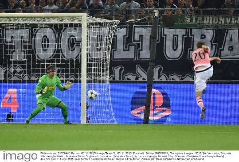 03.11.2015, Fussball, Saison 2015 2016, Champions League, 2015 16, Vorrunde, Borussia Mönchengladbach - Juventus Turin, Stephan Lichtsteiner (Juventus Turin), re., erzielt gegen Torwart Yann Sommer (Borussia Moenchengladbach) das Tor zum 1:1