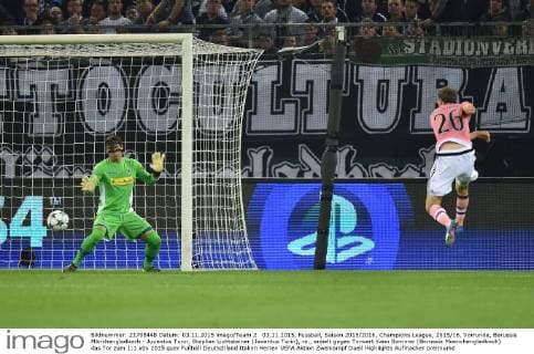 03.11.2015, Fussball, Saison 2015 2016, Champions League, 2015 16, Vorrunde, Borussia Mönchengladbach - Juventus Turin, Stephan Lichtsteiner (Juventus Turin), re., erzielt gegen Torwart Yann Sommer (Borussia Moenchengladbach) das Tor zum 1:1