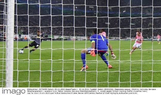 03.11.2015, Fussball, Saison 2015 2016, Champions League, 2015 16, Vorrunde, Borussia Mönchengladbach - Juventus Turin, Fabian Johnson (Borussia Moenchengladbach), li., erzielt gegen Torwart Gianluigi Buffon (Juventus Turin) das Tor zum 1:0