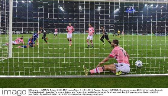 03.11.2015, Fussball, Saison 2015 2016, Champions League, 2015 16, Vorrunde, Borussia Mönchengladbach - Juventus Turin, Juve Spieler und Torwart Gianluigi Buffon (Juventus Turin) sind nach dem 1:0 geschlagen am Boden