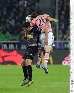 03.11.2015, xovx, Fussball UEFA Champions League, Borussia Mönchengladbach - Juventus Turin, emspor, v.l. Kopfballduell zwischen Lars Stindl (Borussia Moenchengladbach) und Stephan Lichtsteiner (Juventus Turin), Aktion.