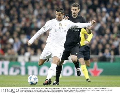 Fußball, Champions League, Real Madrid - Paris St. Germain Real Madrid s Cristiano Ronaldo (l) and Paris Saint-Germain s Thiago Motta during Champions League 2014 2015 Semi-finals 2nd leg match. November 3,2015.  (2015110301)