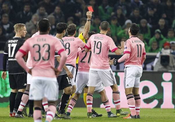 Hernanes (Juventus Turin) (11) gets the red card during the Championsleague match between Borussia Moenchengladbach and Juventus Turin, Borussiapark in Moenchengladbach on November 3., 2015. Borussia Mönchengladbach vs. Juventus Turin in der Champions League der Saison 2015 2016 am 3. November 2015.