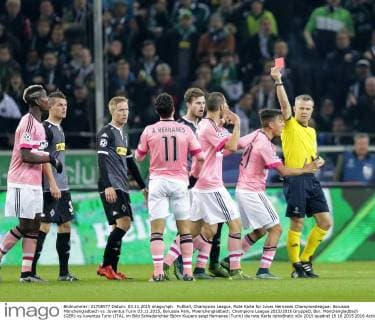 Fußball, Champions League, Rote Karte für Juves Hernanes Championsleague: Borussia Mönchengladbach vs. Juventus Turin 03.11.2015, Borussia Park, Moenchengladbach, Champions League 2015 2016 GruppeD, Bor. Mönchengladbach (GER) vs Juventus Turin (ITA), im Bild Schiedsrichter Björn Kuipers zeigt Hernanes (Turin) die rote Karte nphxBratic