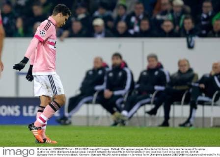 Fußball, Champions League, Rote Karte für Juves Hernanes Hernanes of Juventus during the UEFA Champions League group D match between Borussia M& 246;nchengladbach and Juventus Turin on November 03, 2015 at Borussia-Park in Monchengladbach, Germany. Borussia M& 246;nchengladbach v Juventus Turin Champions Laegue 2015 2016 xVIxLaurensxLindhoutxIVx 4540808