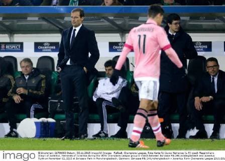 Fußball, Champions League, Rote Karte für Juves Hernanes (L-R) coach Massimiliano Allegri of Juventus, Hernanes of Juventus during the UEFA Champions League group D match between Borussia M& 246;nchengladbach and Juventus Turin on November 03, 2015 at Borussia-Park in Monchengladbach, Germany. Borussia M& 246;nchengladbach v Juventus Turin Champions Laegue 2015 2016 xVIxLaurensxLindhoutxIVx 4540810
