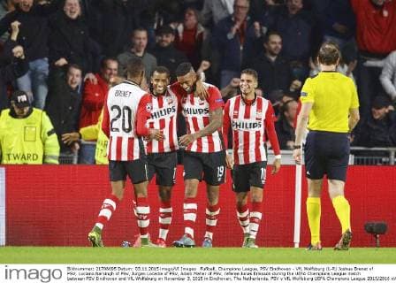 Fußball, Champions League, PSV Eindhoven - VfL Wolfsburg (L-R) Joshua Brenet of PSV, Luciano Narsingh of PSV, Jurgen Locadia of PSV, Adam Maher of PSV, referee Jonas Eriksson during the UEFA Champions League match between PSV Eindhoven and VfL Wolfsburg on November 3, 2015 in Eindhoven, The Netherlands. PSV v VfL Wolfsburg UEFA Champions League 2015 2016 xVIxxIVx 4540889