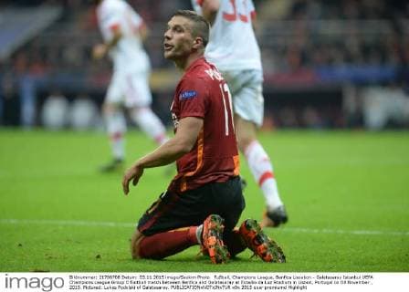 Fußball, Champions League, Benfica Lissabon - Galatasaray Istanbul UEFA Champions League Group C football match between Benfica and Galatasaray at Estadio da Luz Stadium in Lisbon, Portugal on 03 November , 2015. Pictured: Lukas Podolski of Galatasaray. 