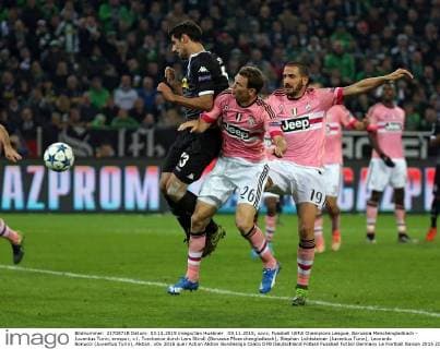 03.11.2015, xovx, Fussball UEFA Champions League, Borussia Menchengladbach - Juventus Turin, emspor, v.l. Torchance durch Lars Stindl (Borussia Moenchengladbach), Stephan Lichtsteiner (Juventus Turin), Leonardo Bonucci (Juventus Turin), Aktion.