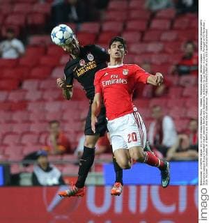 Fußball, Champions League, Benfica Lissabon - Galatasaray Istanbul UEFA Champions League Group C football match between Benfica and Galatasaray at Estadio da Luz Stadium in Lisbon, Portugal on 03 November , 2015. Pictured: Goncalo Guedes 20 of Benfica and Bilal Kisa of Galatasaray. 