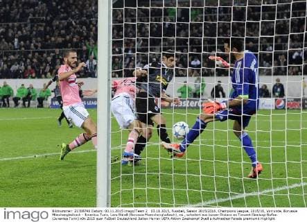03.11.2015, Fussball, Saison 2015 2016, Champions League, 2015 16, Vorrunde, Borussia Mönchengladbach - Juventus Turin, Lars Stindl (Borussia Moenchengladbach), mi., scheitert aus kurzer Distanz an Torwart Gianluigi Buffon (Juventus Turin)