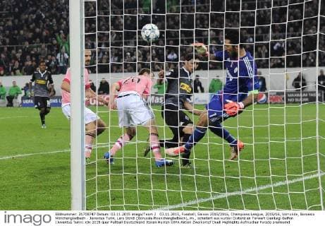 03.11.2015, Fussball, Saison 2015 2016, Champions League, 2015 16, Vorrunde, Borussia Mönchengladbach - Juventus Turin, Lars Stindl (Borussia Moenchengladbach), mi., scheitert aus kurzer Distanz an Torwart Gianluigi Buffon (Juventus Turin)