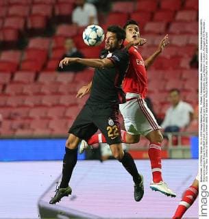 Fußball, Champions League, Benfica Lissabon - Galatasaray Istanbul UEFA Champions League Group C football match between Benfica and Galatasaray at Estadio da Luz Stadium in Lisbon, Portugal on 03 November , 2015. Pictured: Raul Jimenez of Benfica and Hakan Balta of Galatasaray. 