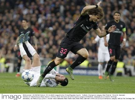Fußball, Champions League, Real Madrid - Paris St. Germain Partido de futbol entre el Real Madrid y el Paris Saint Germain de la Champions League 2015 2016, celebrado en el estadio Santiago Bernabeu, en Madrid 03 11 2015. Soccer match between Real Madrid and Paris Saint Germain of the 2015 2016 Champions League, held at the Santiago Bernabeu stadium, in Madrid 11 03 2015. Isco and David Luiz 