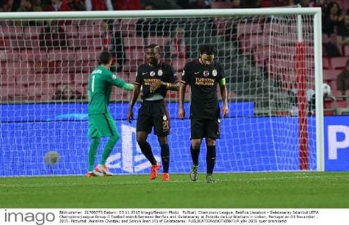 Fußball, Champions League, Benfica Lissabon - Galatasaray Istanbul UEFA Champions League Group C football match between Benfica and Galatasaray at Estadio da Luz Stadium in Lisbon, Portugal on 03 November , 2015. Pictured: Aurelien Chedjou and Selcuk Inan (R) of Galatasaray. 